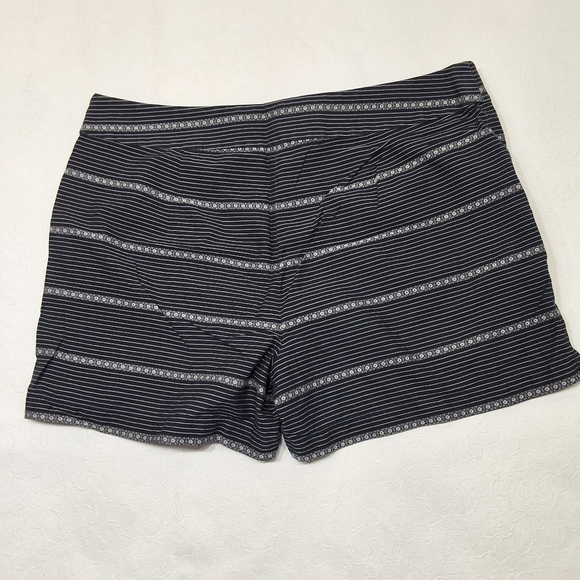 ANN TAYLOR LOFT Embroidered Shorts Size 12 - Picture 2 of 8